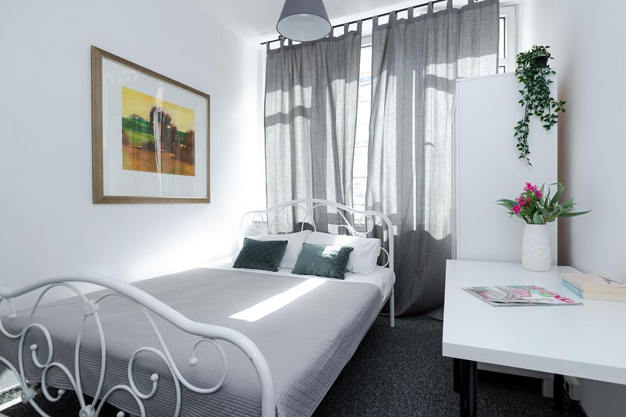 Unit Warsaw Room In Hostel Solec50 By Metro Station Centrum Kopernika Elektrownia Powisle Stadion Narodowy Buitenkant foto